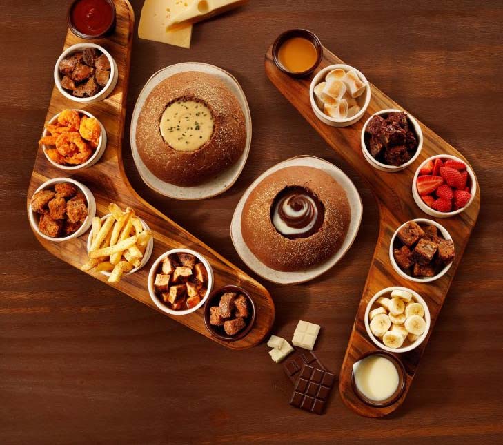 Outback apresenta seu novo fondue: mix com mais queijos e dois tipos de chocolate para combinar