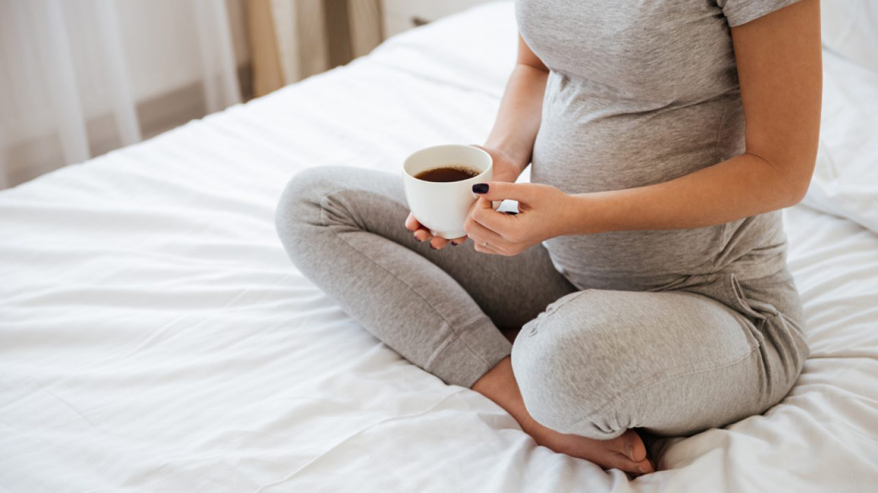 Consumo de café na gravidez pode causar alterações cerebrais no feto, aponta estudo