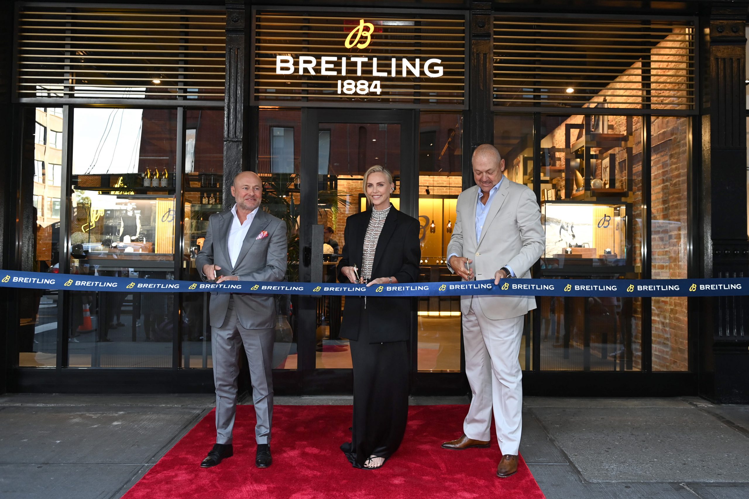 Embaixadora da Breitling, Charlize Theron recebe convidados
